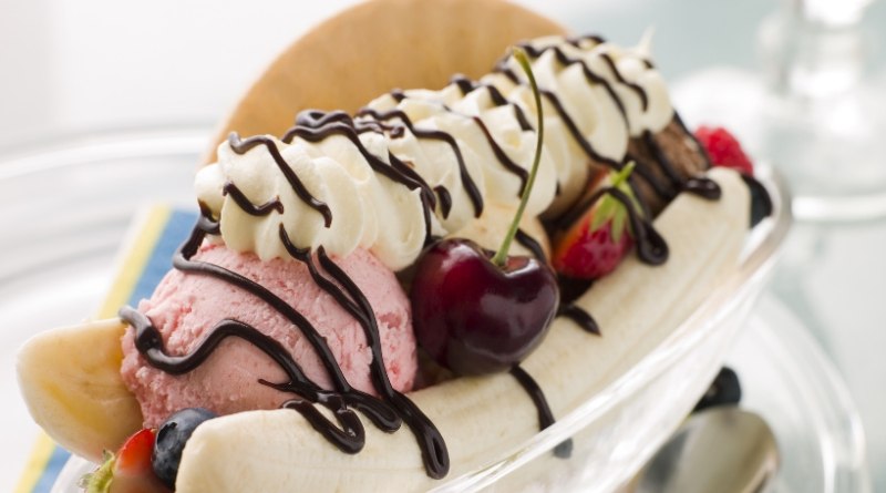 La banana split helado es un postre que ofrece una explosión de sabores y texturas con cada bocado