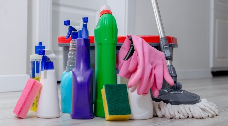 Lavar la sala de tela de manera regular puede traer varios beneficios a tu casa