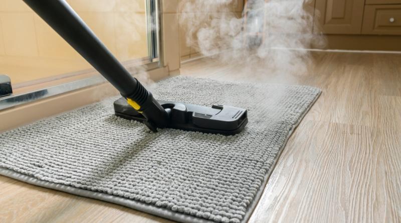 Limpiar una alfombra de goma para el baño puede parecer una tarea desalentadora pero en realidad es bastante sencillo