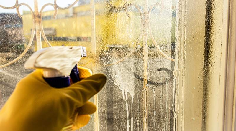 Limpiar vidrios manchados de sarro puede ser un desafío, pero con los métodos adecuados puedes restaurar su brillo