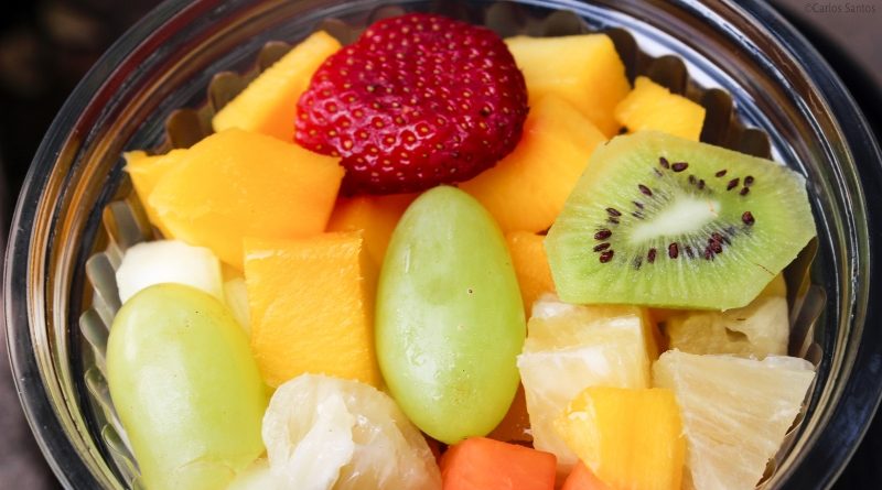 Después de preparar tu ensalada de frutas saludable es importante almacenarla correctamente para mantener su frescura