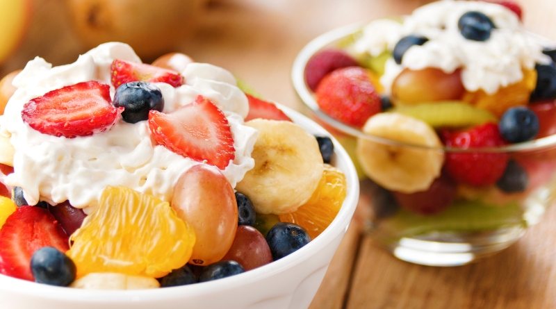 La ensalada de frutas con nata montada es uno de los postres frios más refrescantes