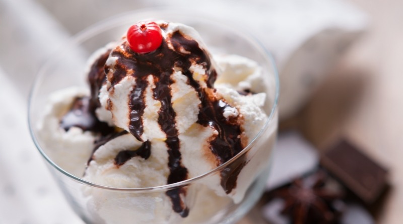 Un sundae de helado es un postre que puede personalizarse con sus ingredientes favoritos
