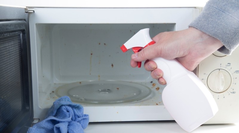 La frecuencia con la que debemos limpiar nuestro horno microondas depende de cuánto lo usemos