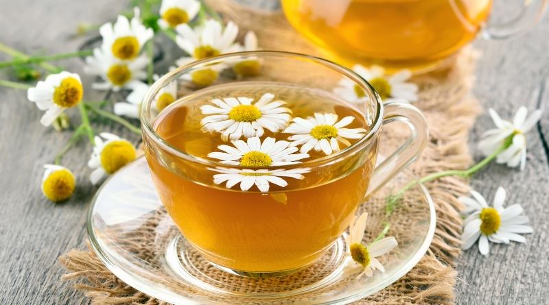 El té de manzanilla es una bebida conocida por sus propiedades calmantes y relajantes