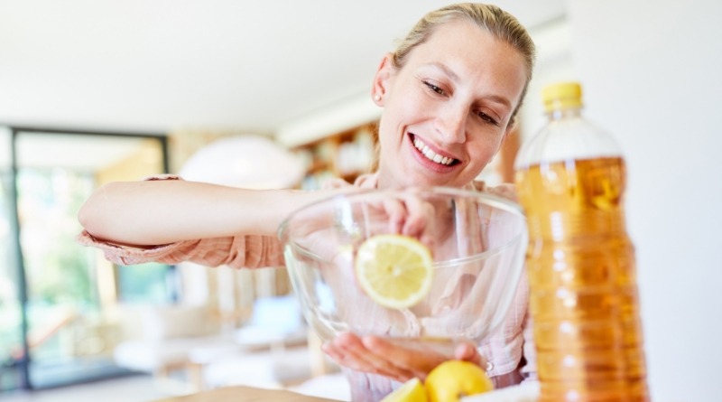 El vinagre con limón es un limpiador seguro y natural