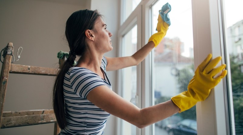 Para limpiar los cristales de las ventanas de manera efectiva necesitarás algunas herramientas esenciales