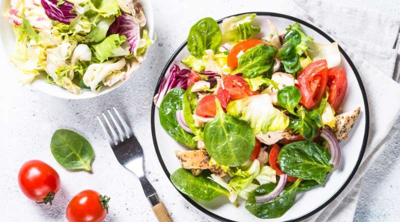 Las ensaladas verdes con pollo pueden desempeñar un papel importante en la gestión del peso