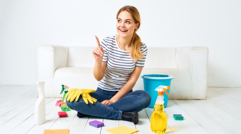 Aprender cómo limpiar la sala de gamuza puede ser una habilidad valiosa